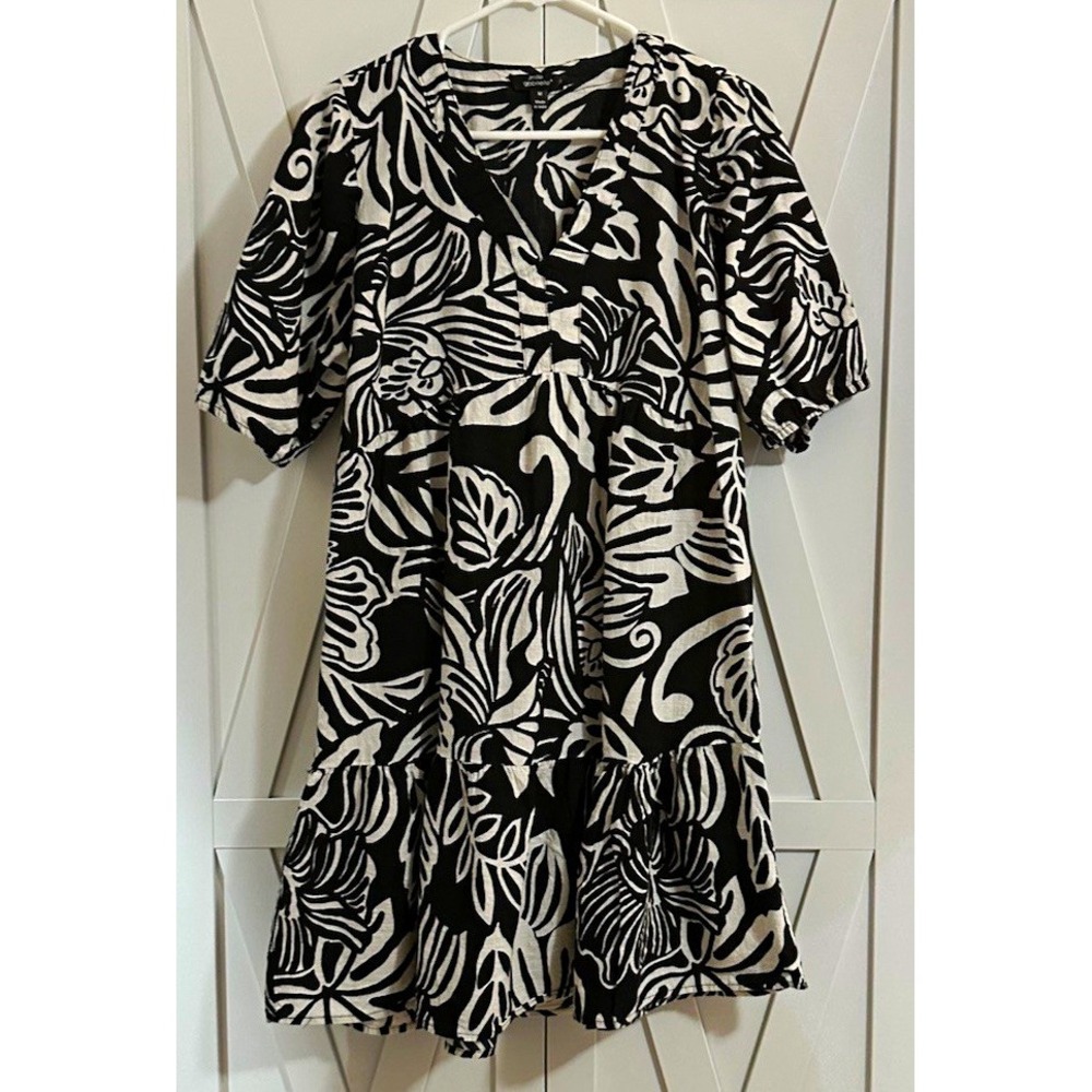Mille Gabrielle Women's M Black/White Floral Fit & Flare Short V-Neck Dress